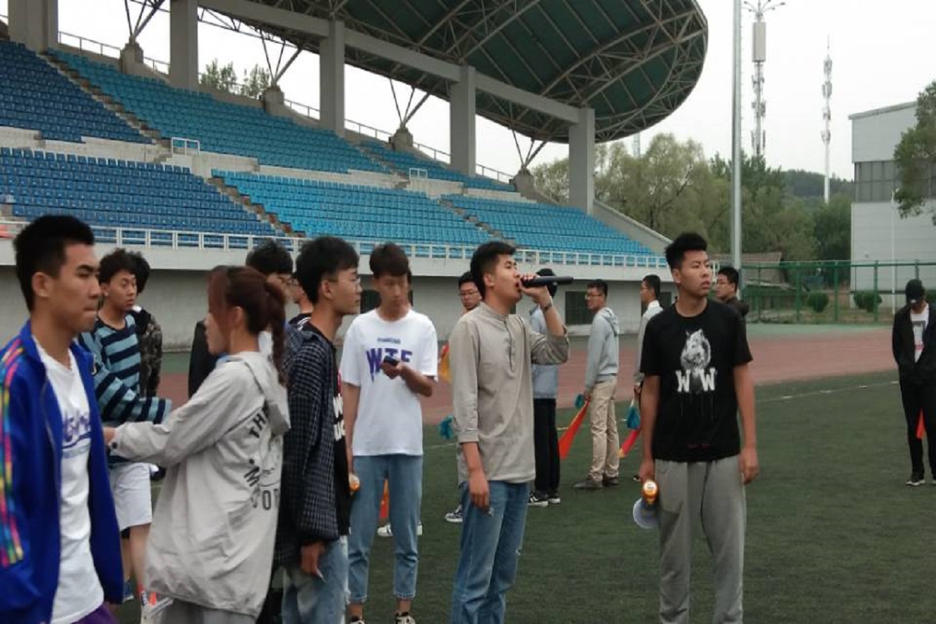 工作人员组织排练 工作人员组织排练