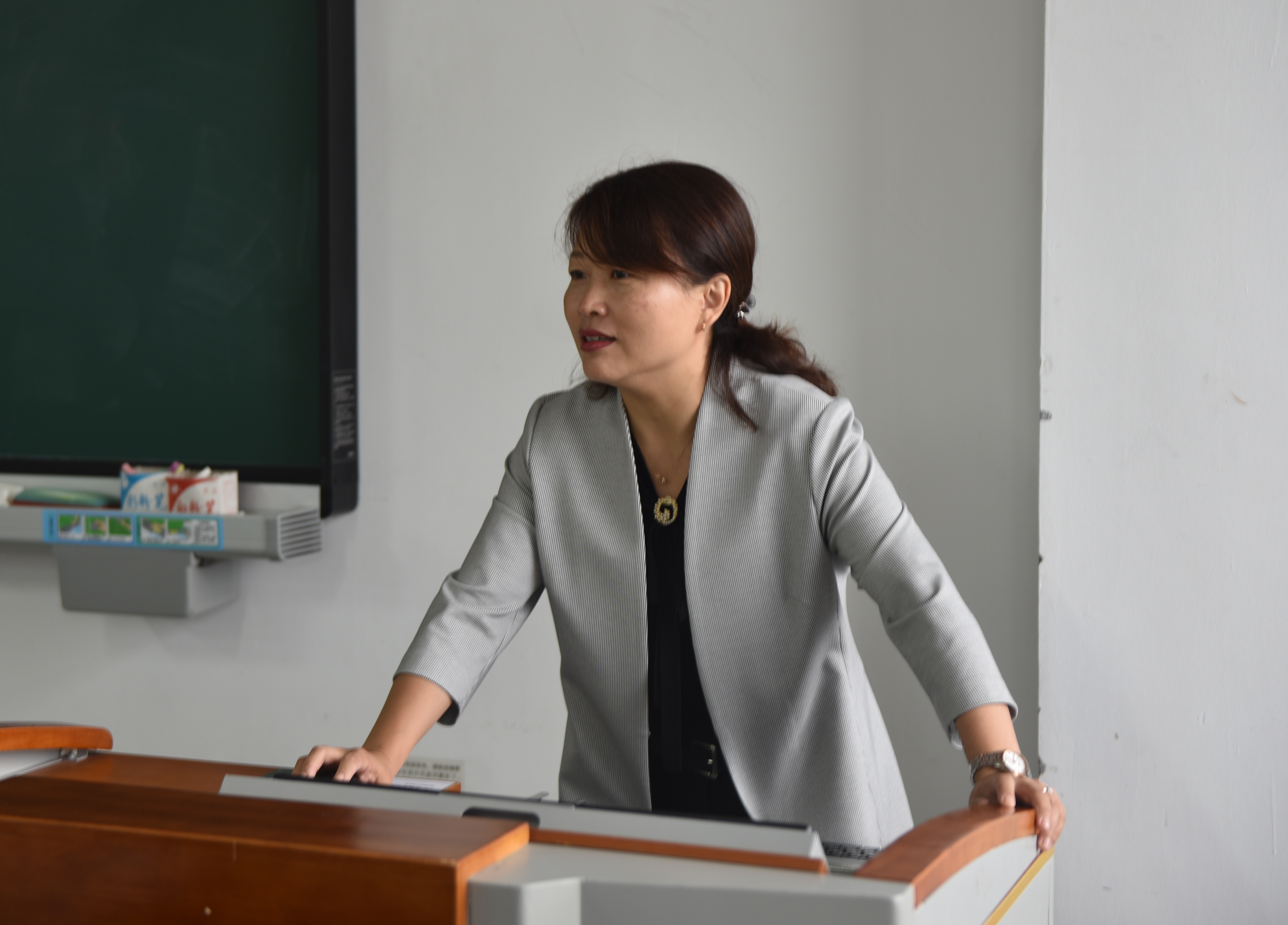 岳强教授作讲座